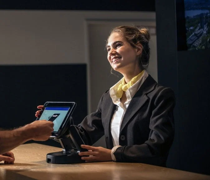 softpos-tapping-card-on-tablet-accepting-payments-on-tablet