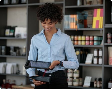 Tap to pay sdk use case for retail, lady in a cafe uses tablet pos system